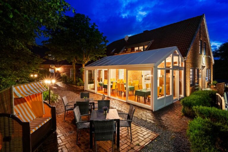 Außenansicht Auf Das Hotel Mit Blick In Den Garten Und Auf Den Wintergarten Bei Nacht