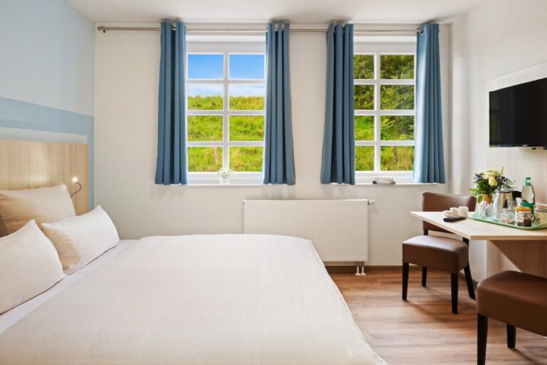 Ihr Liebenswertes Nordsee Hotel In Wangerland 4 Doppelzimmer Mit Tisch Und Blick Ins Grüne
