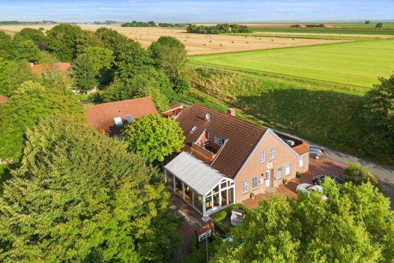 Ihr Liebenswertes Nordsee Hotel In Wangerland 6 Flugansicht Auf Das Hotel Deichinsel Mit Blick Auf Den Wintergarten