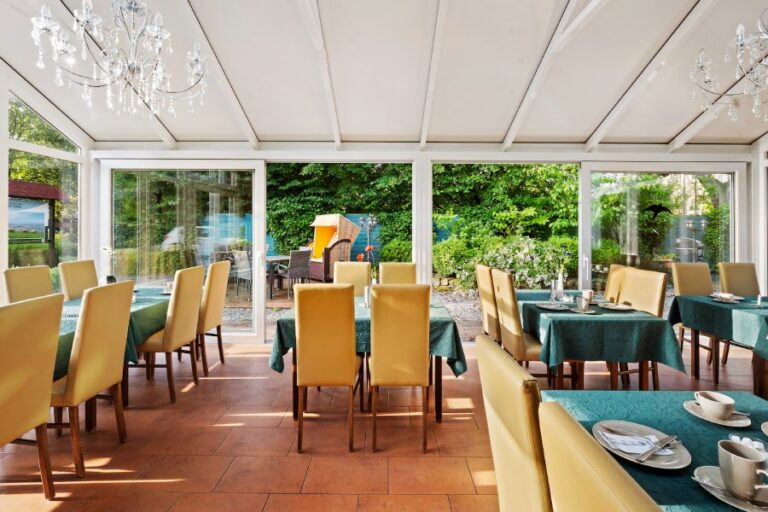 Ihr Liebenswertes Nordsee Hotel In Wangerland 2 Gedeckte Tische Im Wintergarten Des Hotels